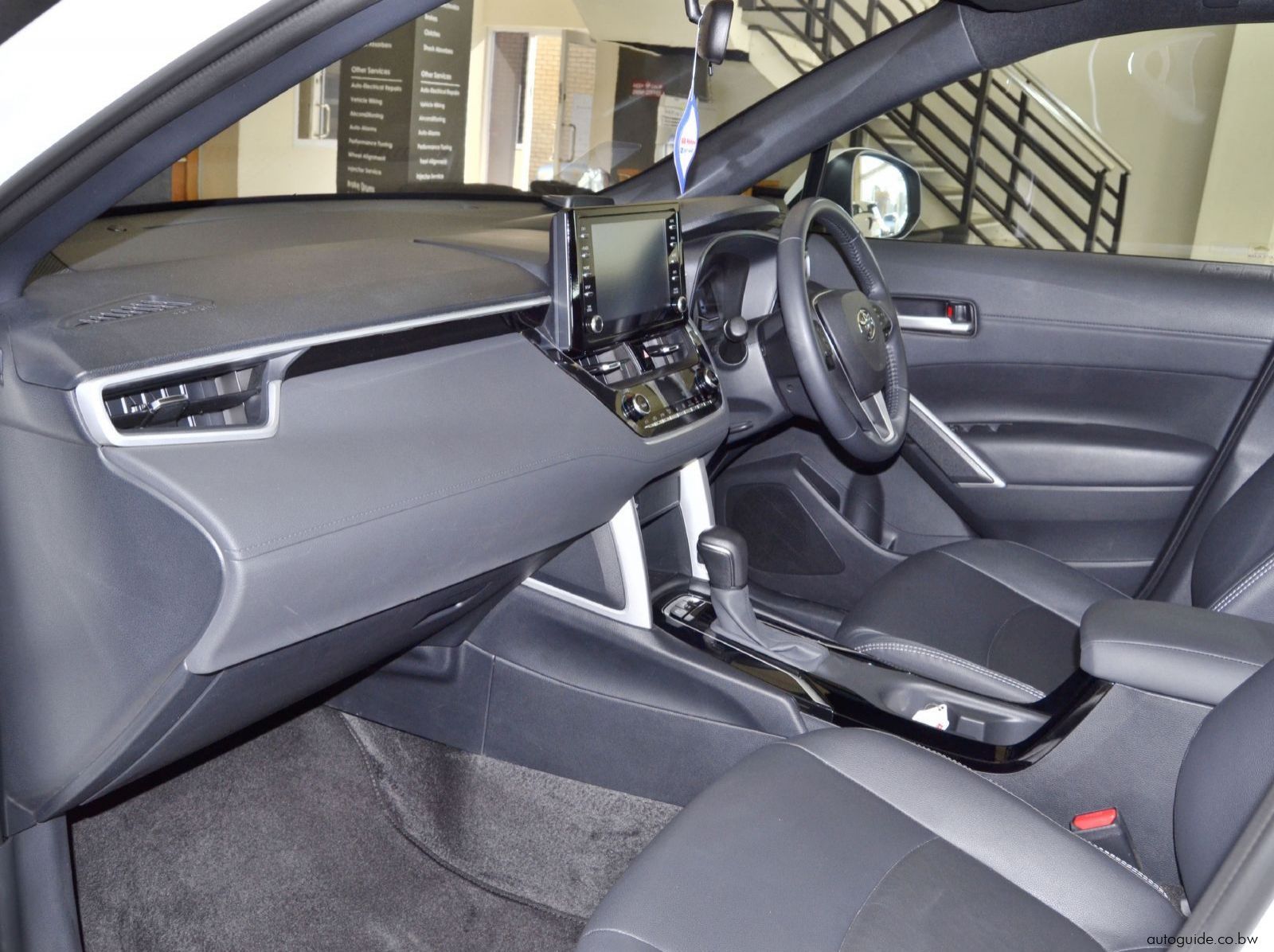 2024 Toyota Corolla Cross XS Hybrid pictures