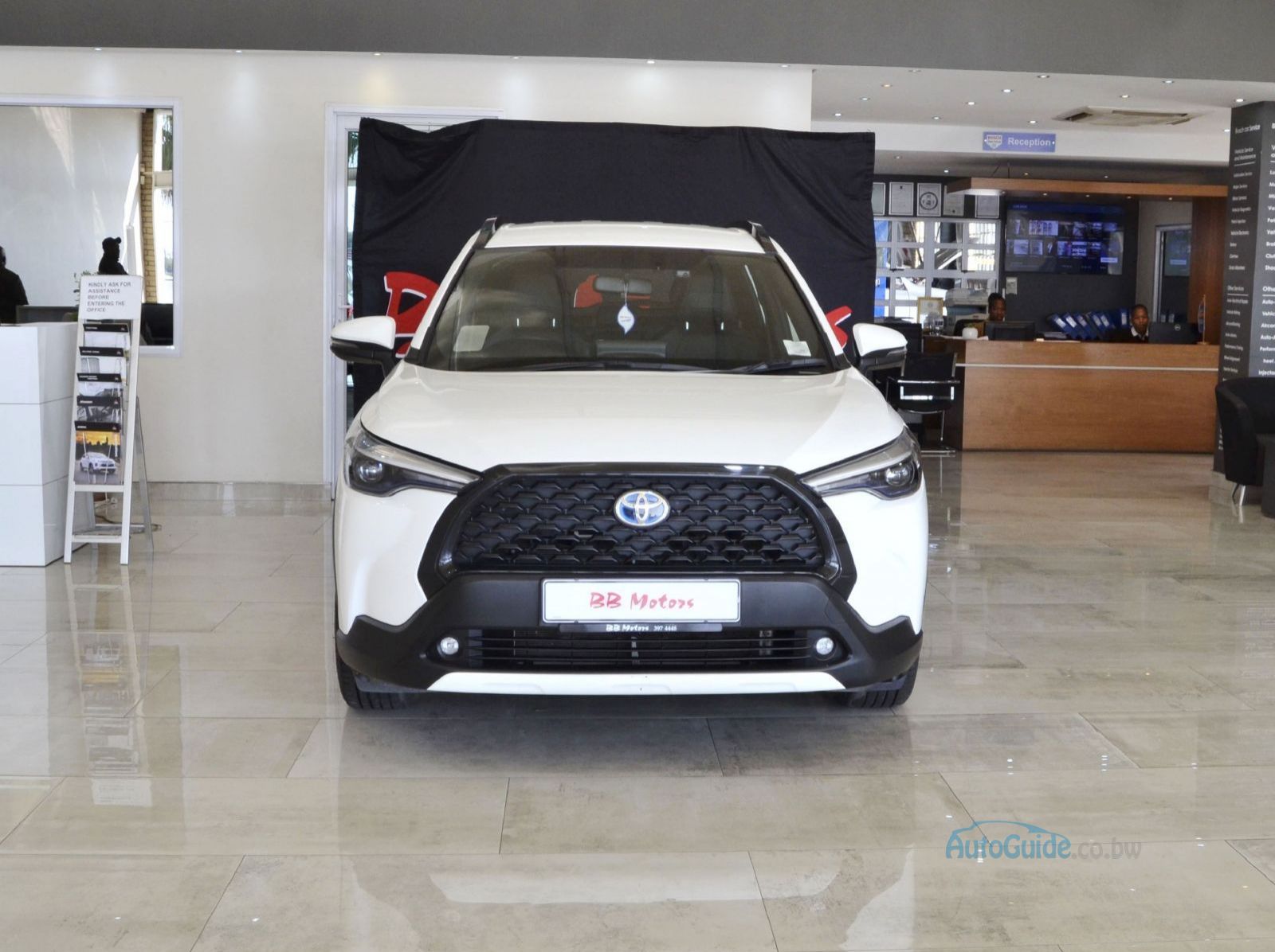 2024 Toyota Corolla Cross XS Hybrid pictures