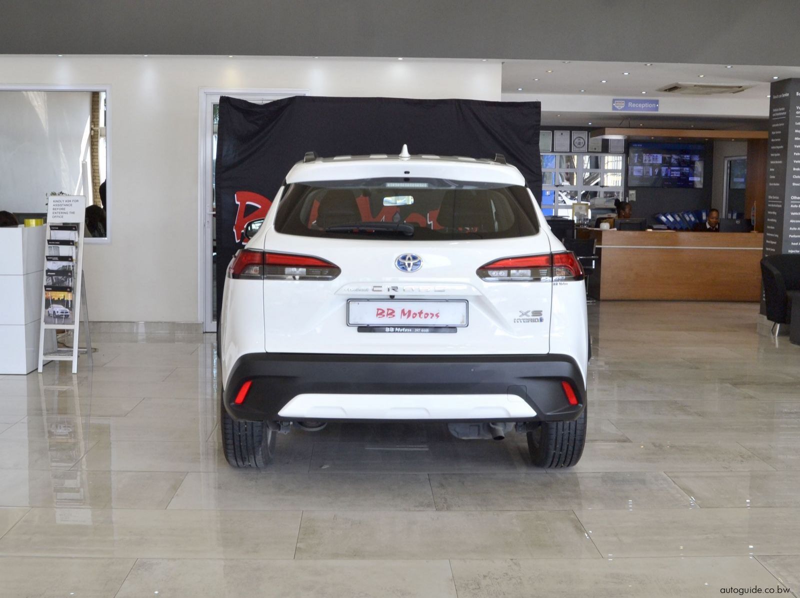 2024 Toyota Corolla Cross XS Hybrid pictures