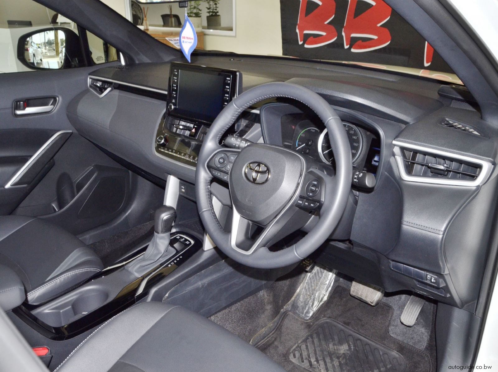 2024 Toyota Corolla Cross XS Hybrid pictures