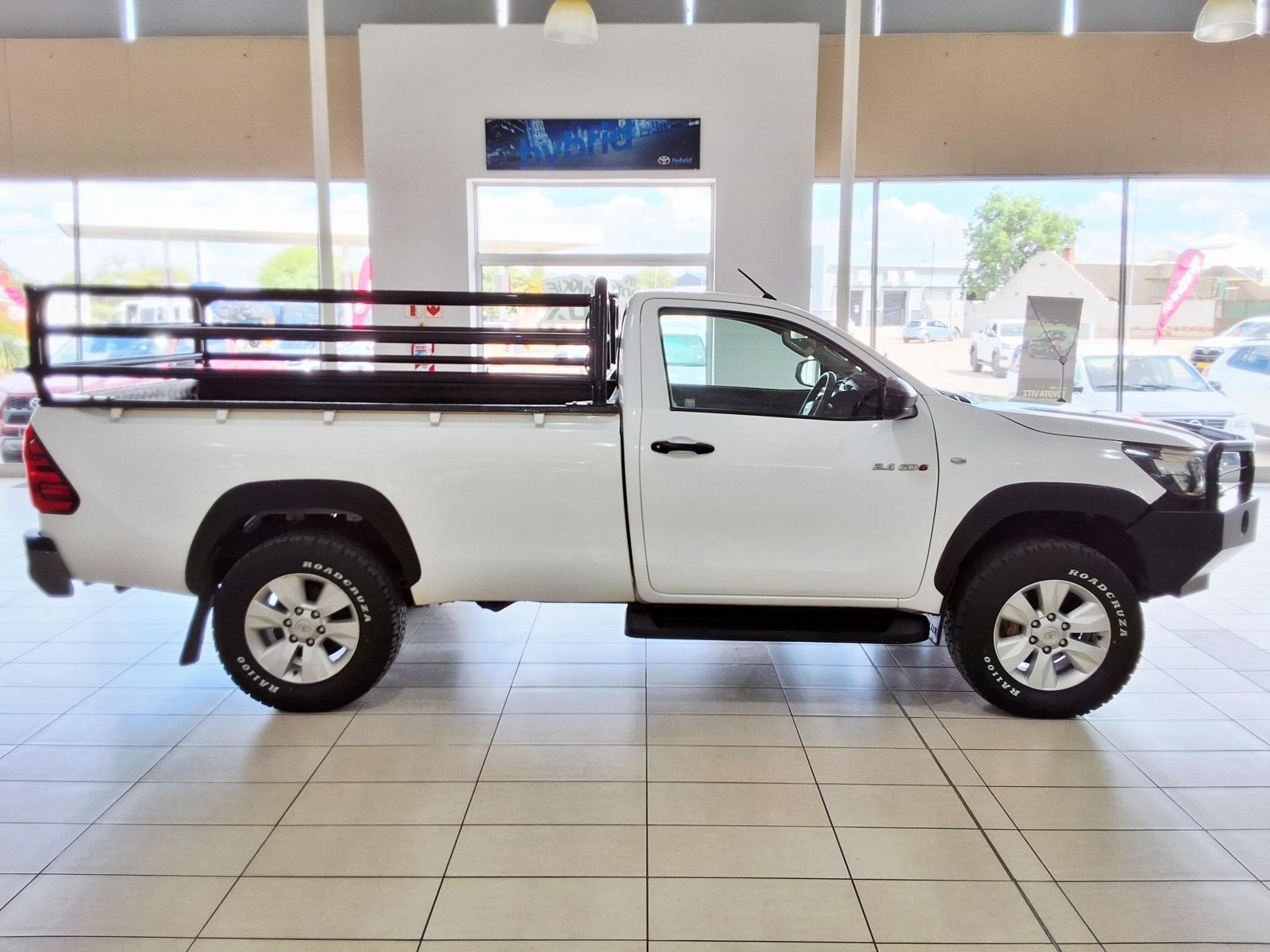 2017 Toyota Hilux Single Cab SC 2.4GD6 4x4 SR MT photo