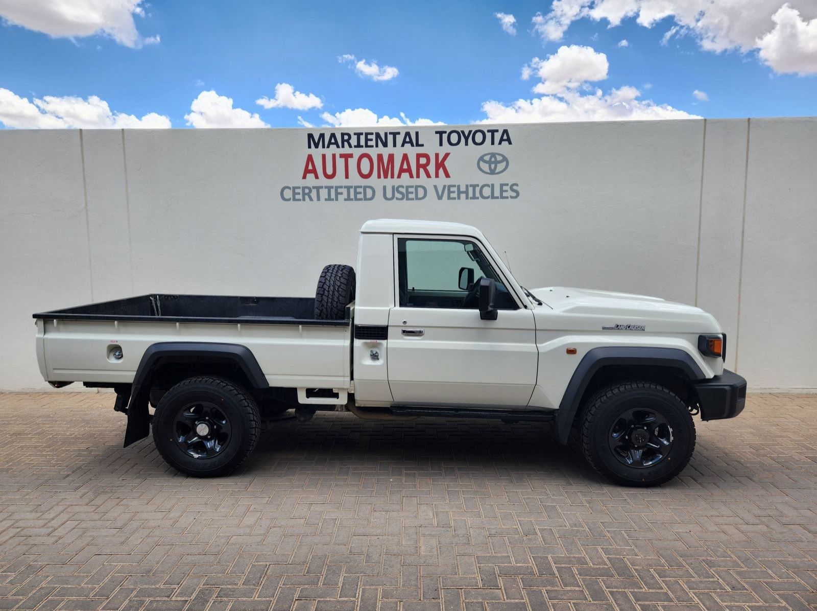 2025 Toyota Land Cruiser Single Cab 2.8 AT pictures