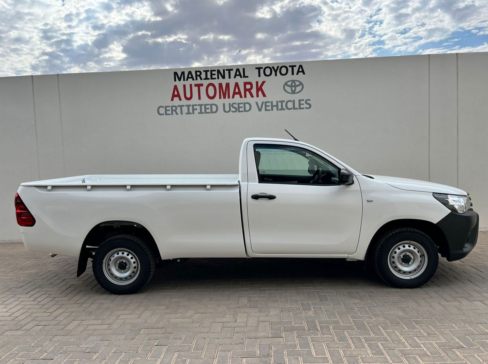 2025 Toyota Hilux SC 2.4GD 5MT A/C pictures