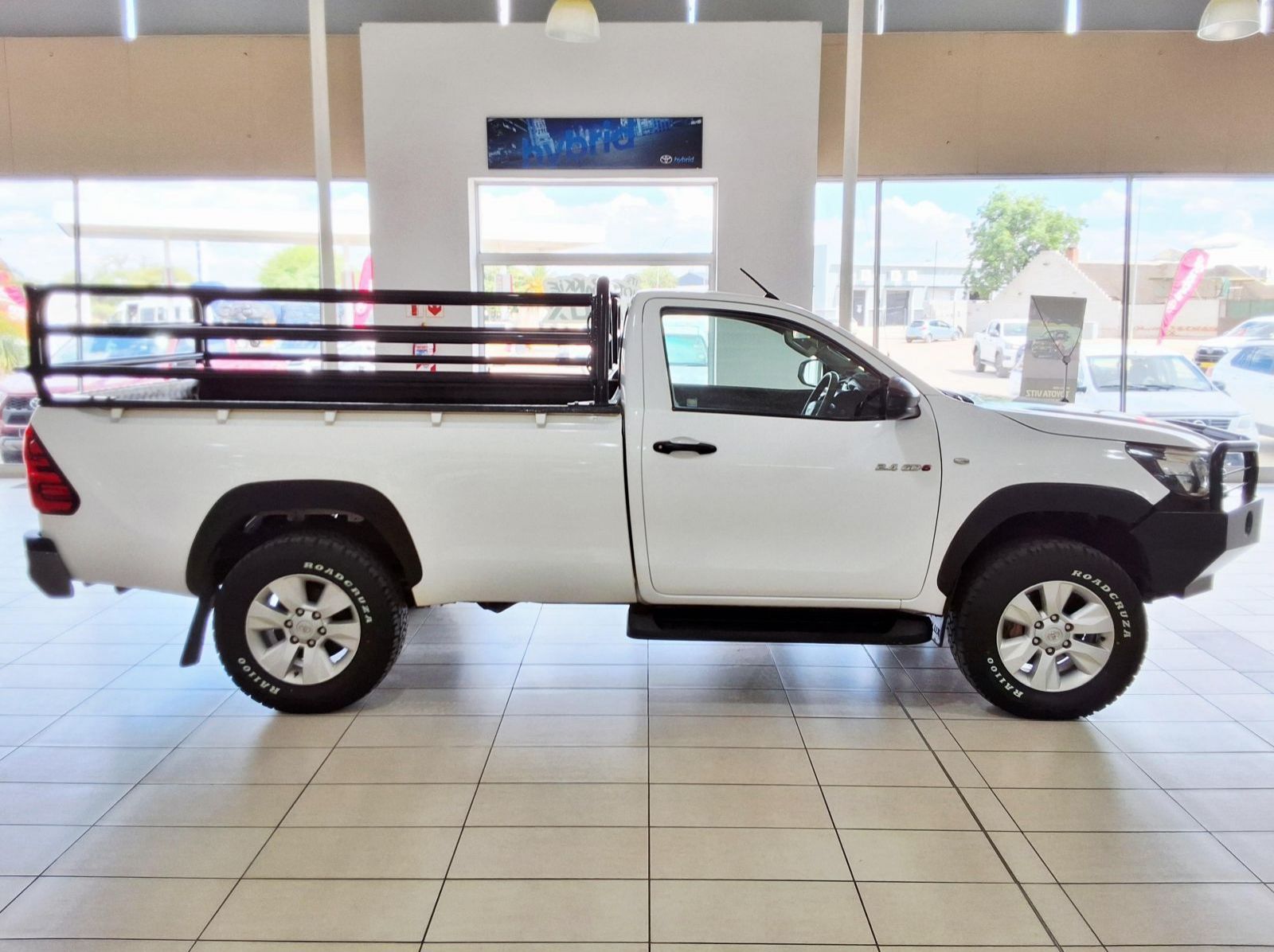 2017 Toyota Hilux Single Cab SC 2.4GD6 4x4 SR MT pictures