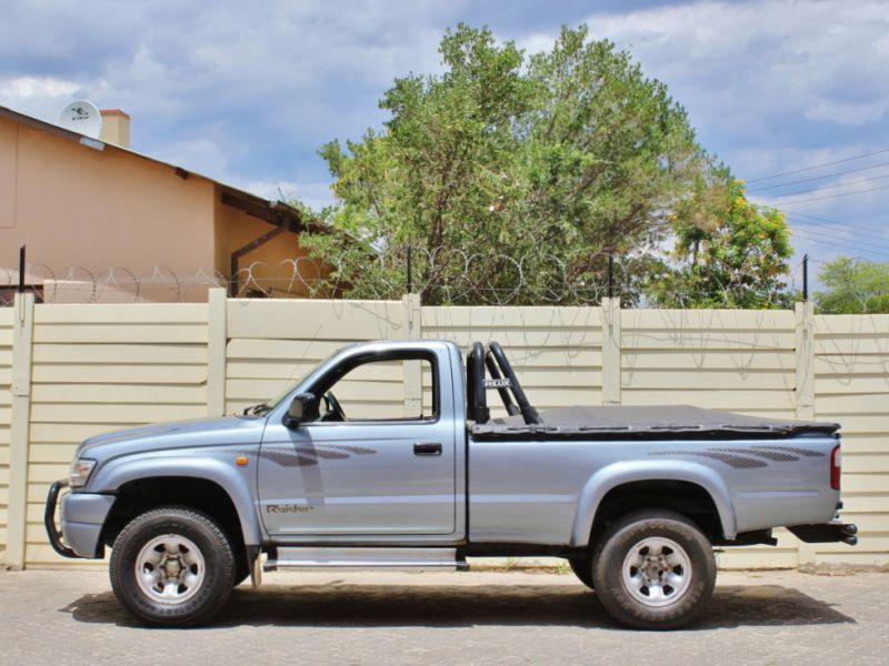 2003 Toyota Hilux for sale 248 522 Km Manual transmission Bakkie Centre 2003 Toyota Hilux for sale 248 522 Km Manual transmission Bakkie Centre