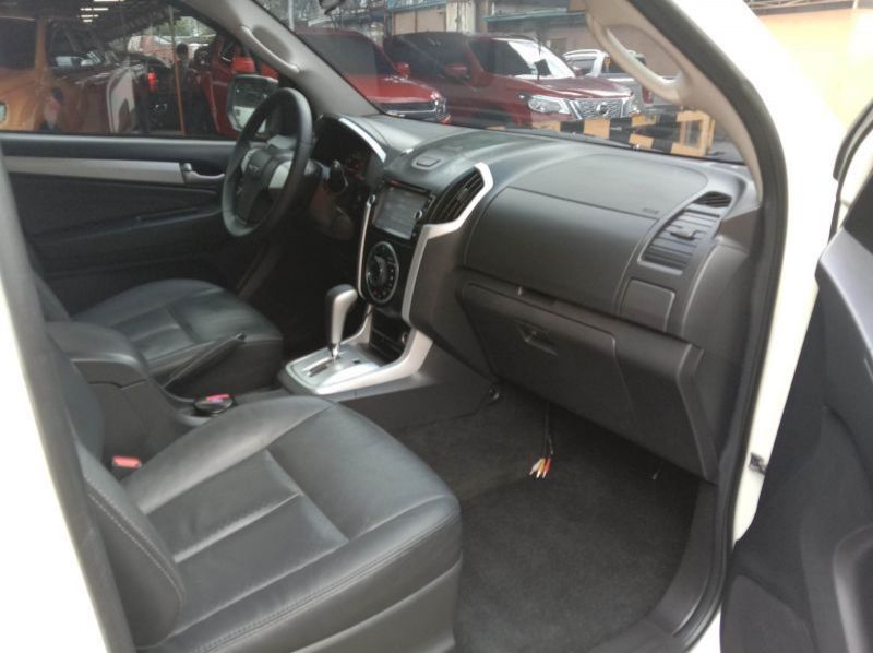 2016 Isuzu muX pictures