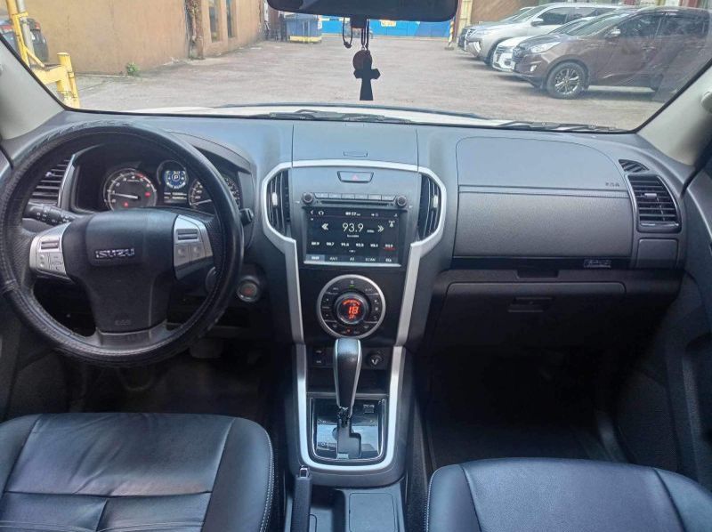 2021 Isuzu MUX pictures