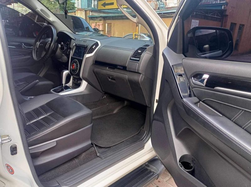 2021 Isuzu MUX pictures