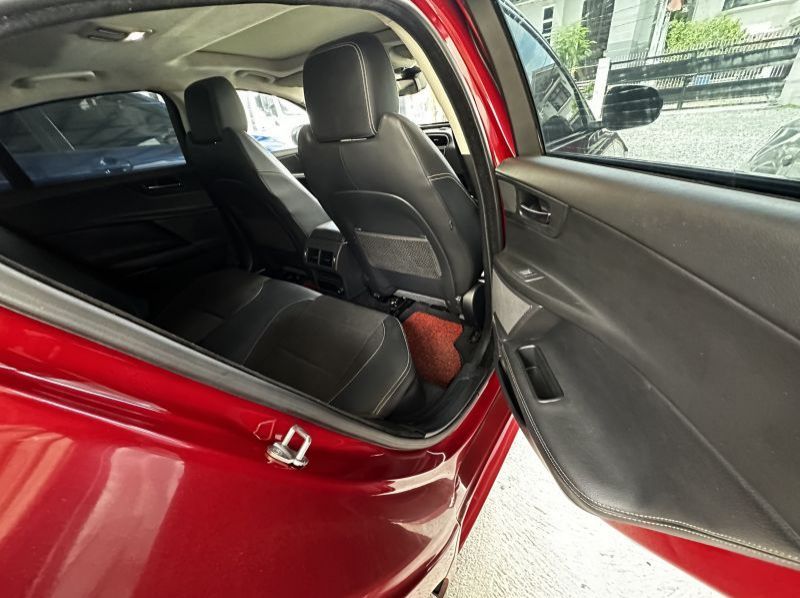 2016 Jaguar XE R Sport pictures