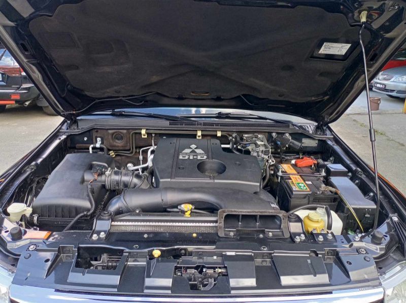 2015 Mitsubishi Pajero pictures