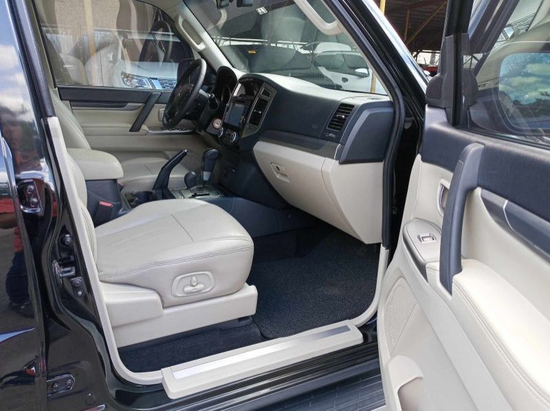 2015 Mitsubishi Pajero pictures