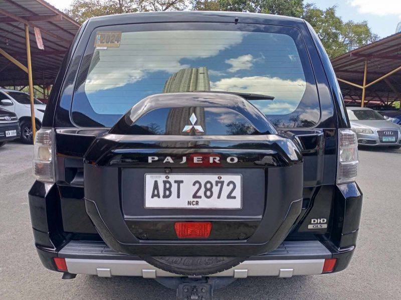 2015 Mitsubishi Pajero pictures