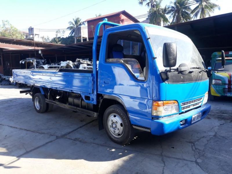 Isuzu elf truck