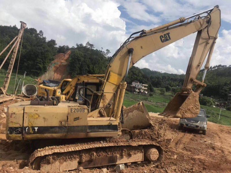 2000 caterpillar E200B pictures