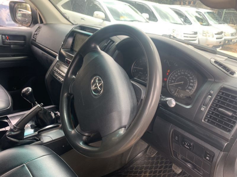 2009 Toyota Land Cruiser v8 pictures