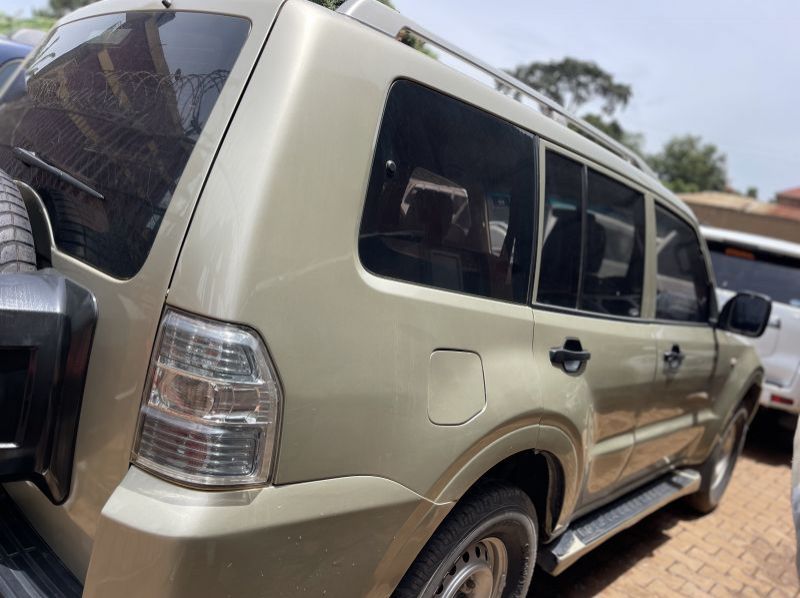 2012 Mitsubishi pajero pictures