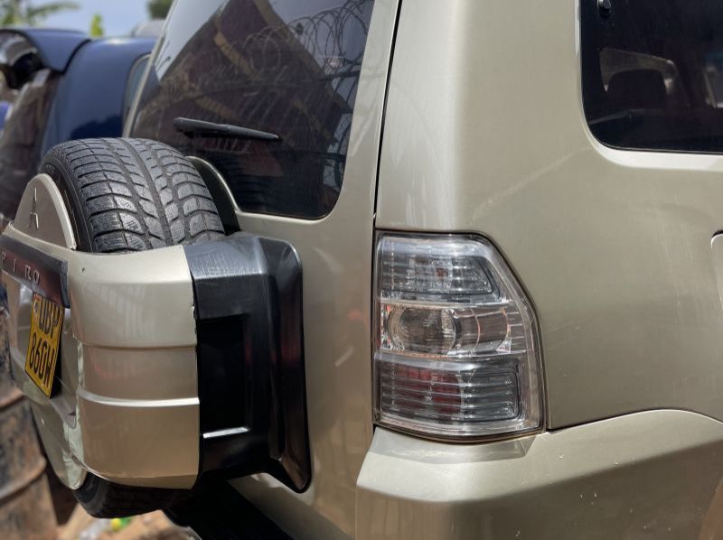 2012 Mitsubishi pajero pictures