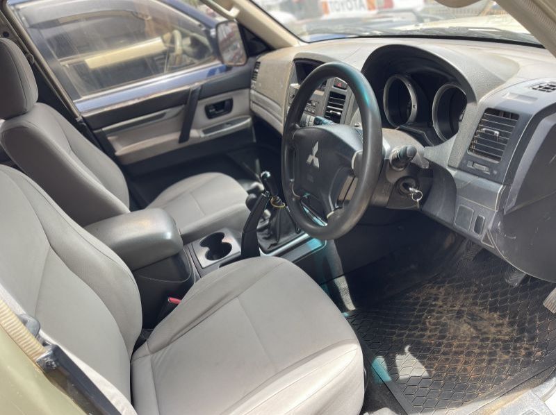 2012 Mitsubishi pajero pictures