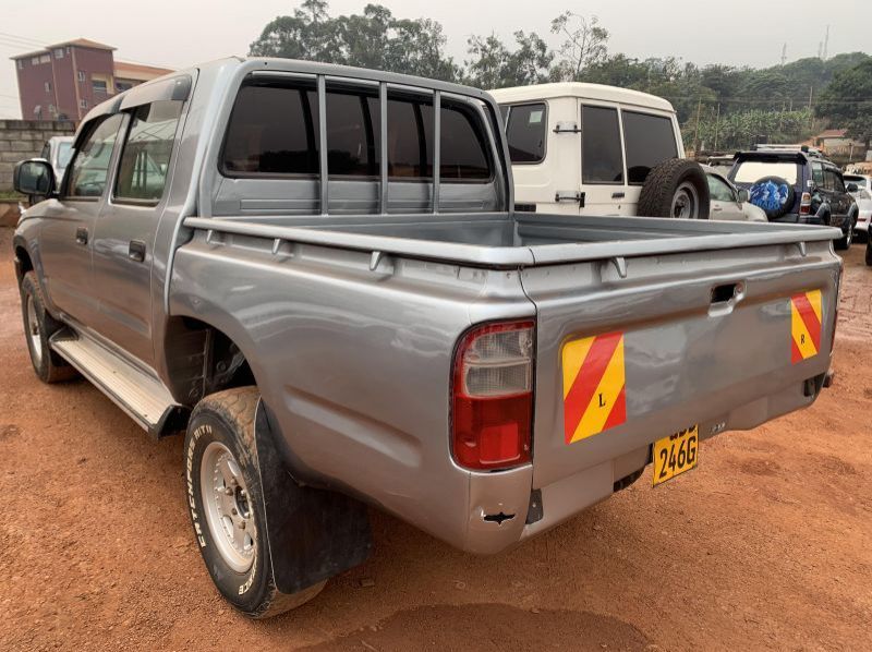 2004 Toyota hilux double cabin pictures