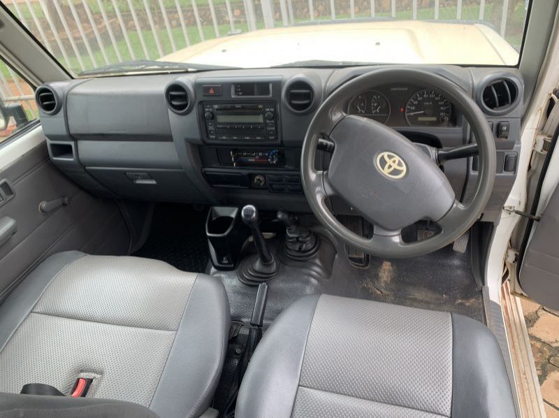 2013 Toyota Land Cruiser Double cabin pictures