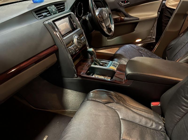 2010 Toyota Mark X pictures