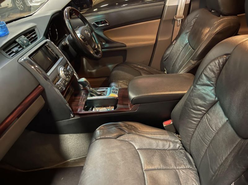 2010 Toyota Mark X pictures