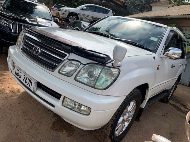 2005 Toyota land cruiser cygnus pictures