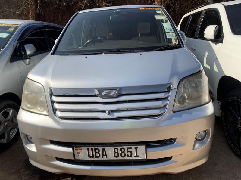 2003 Toyota noah pictures