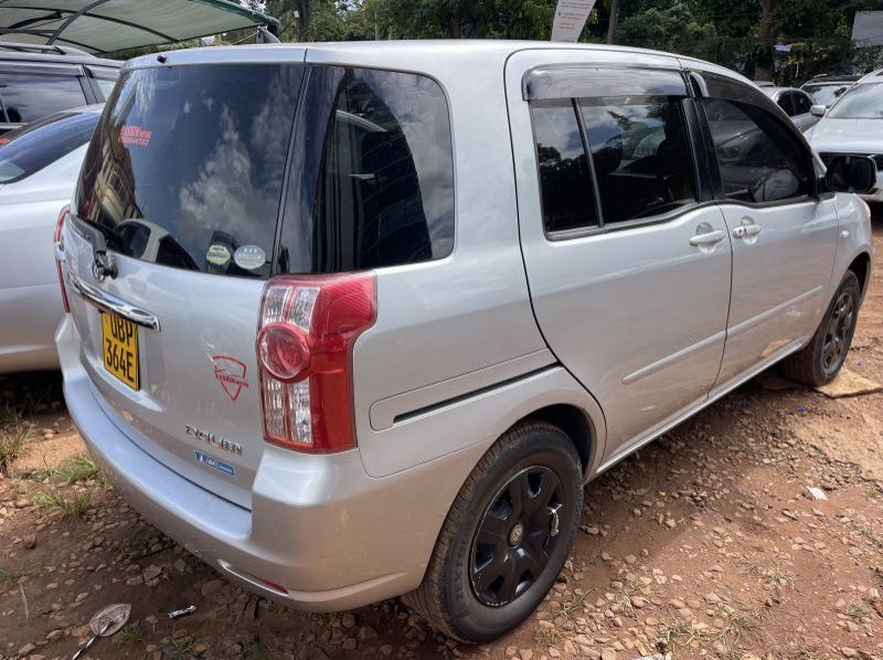 2005 Toyota raum pictures